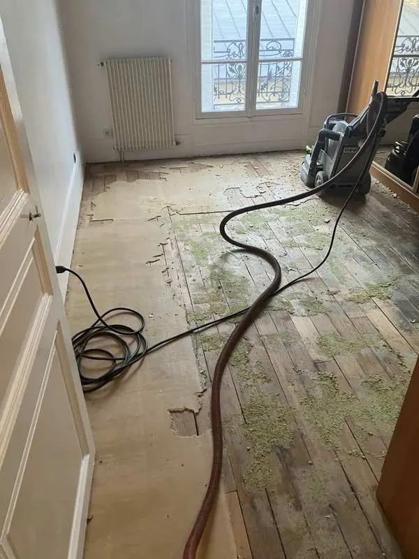 Parquet très abîmé avant rénovation Paris 15e